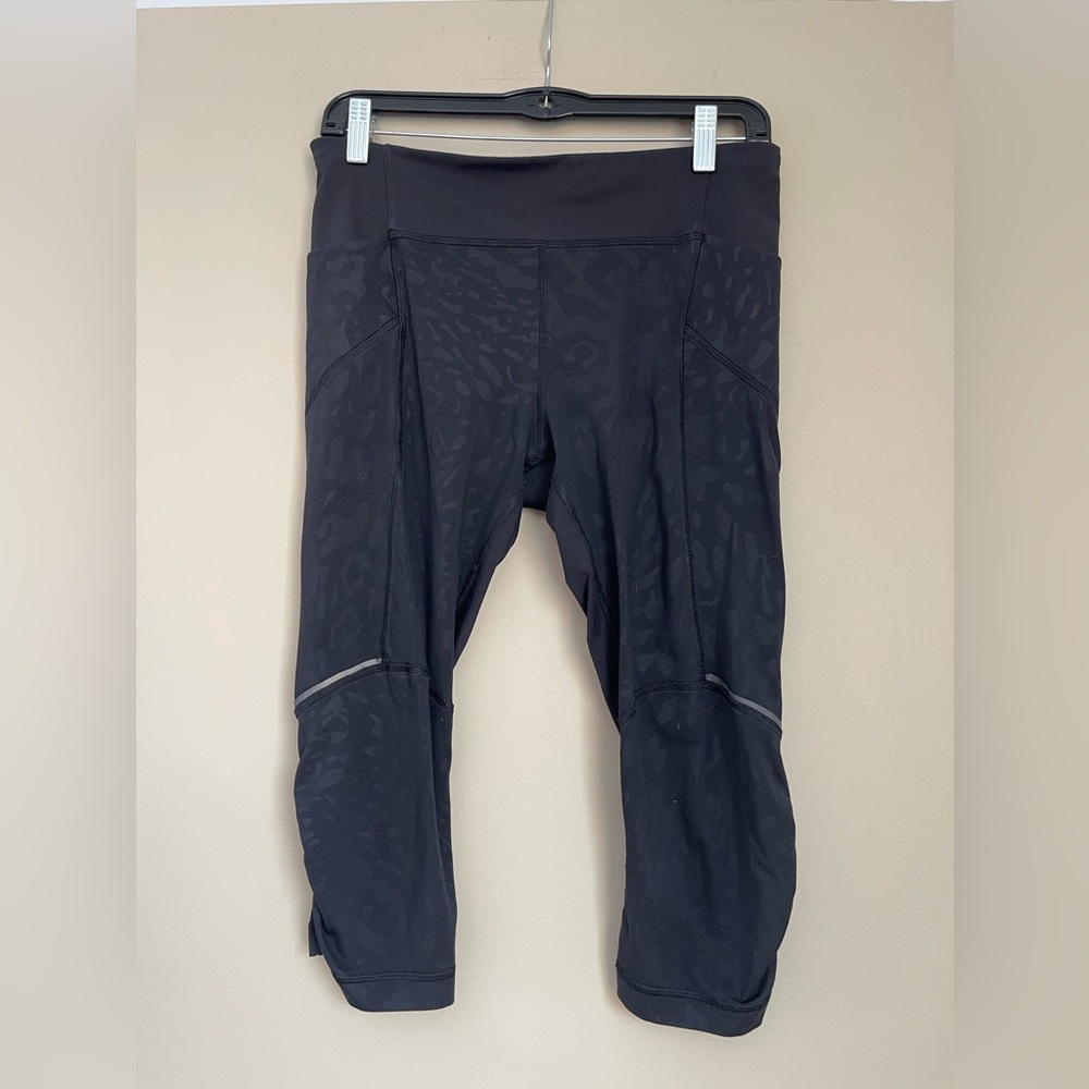 LULULEMON Venus Crop Capri Black Athletic Tights Leggings Womens 8